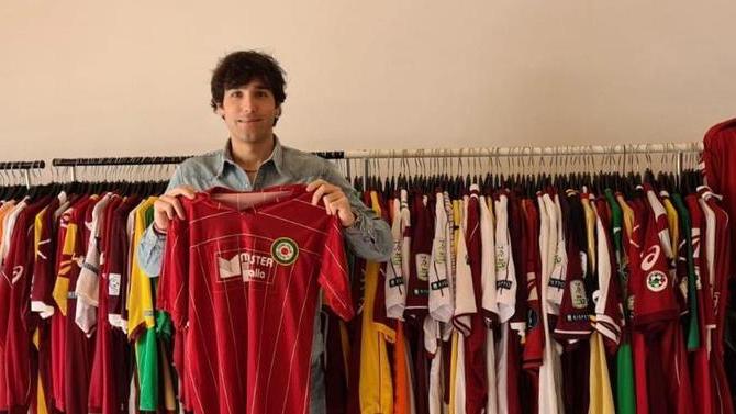 Passano presidenti e giocatori, ma resta la maglia amaranto. Miki ne ha 350...