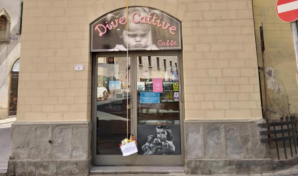 Appeso alla finestra cibo per chi ha bisogno