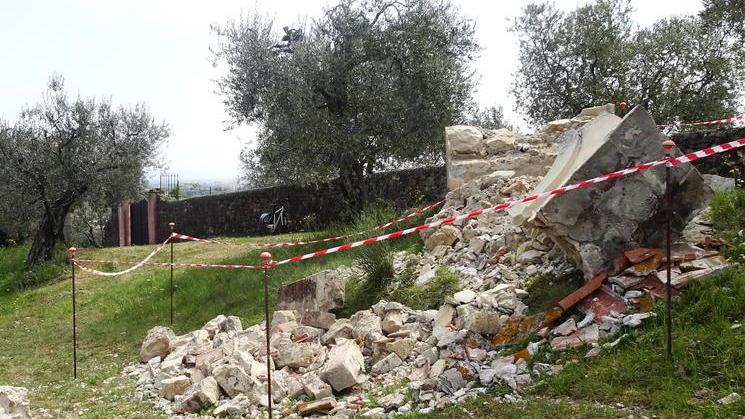 Crollato il primo tabernacolo della Via Crucis di Giaccherino