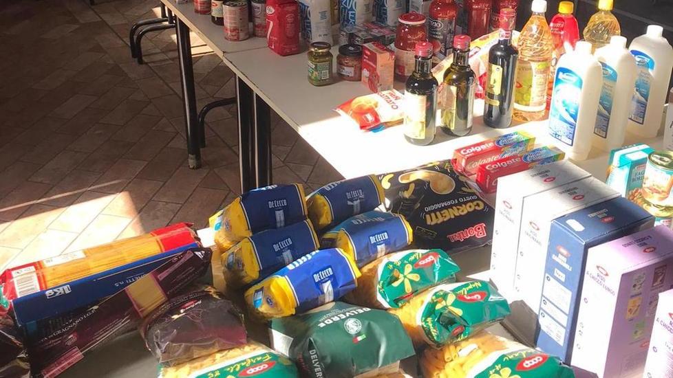 Il parroco e il circolo raccolgono pacchi per chi ha bisogno