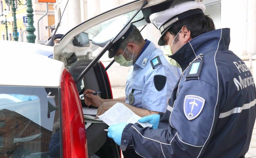 Fondi per le polizie locali in base ai contagi: bufera sull’ipotesi del Viminale