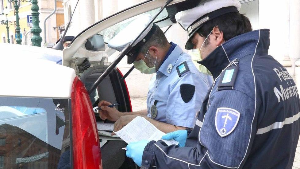 Fondi per le polizie locali in base ai contagi: bufera sull’ipotesi del Viminale
