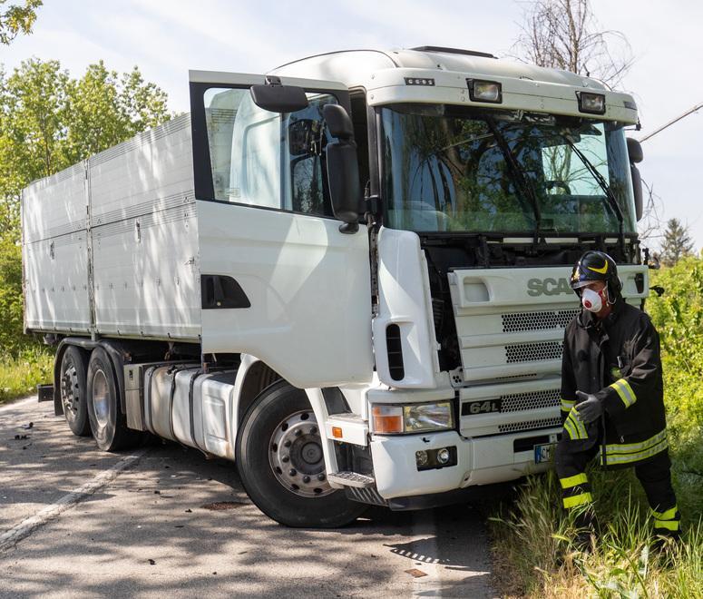 Schianto tra due auto e un tir Un 45enne in pericolo di vita 