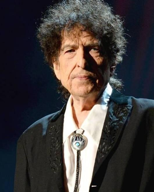 Le moltitudini di Dylan Dipinge nudi e panorami citando Bowie e Poe 