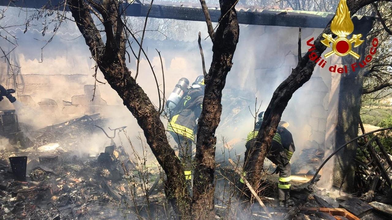 A fuoco un magazzino a Barrabisa