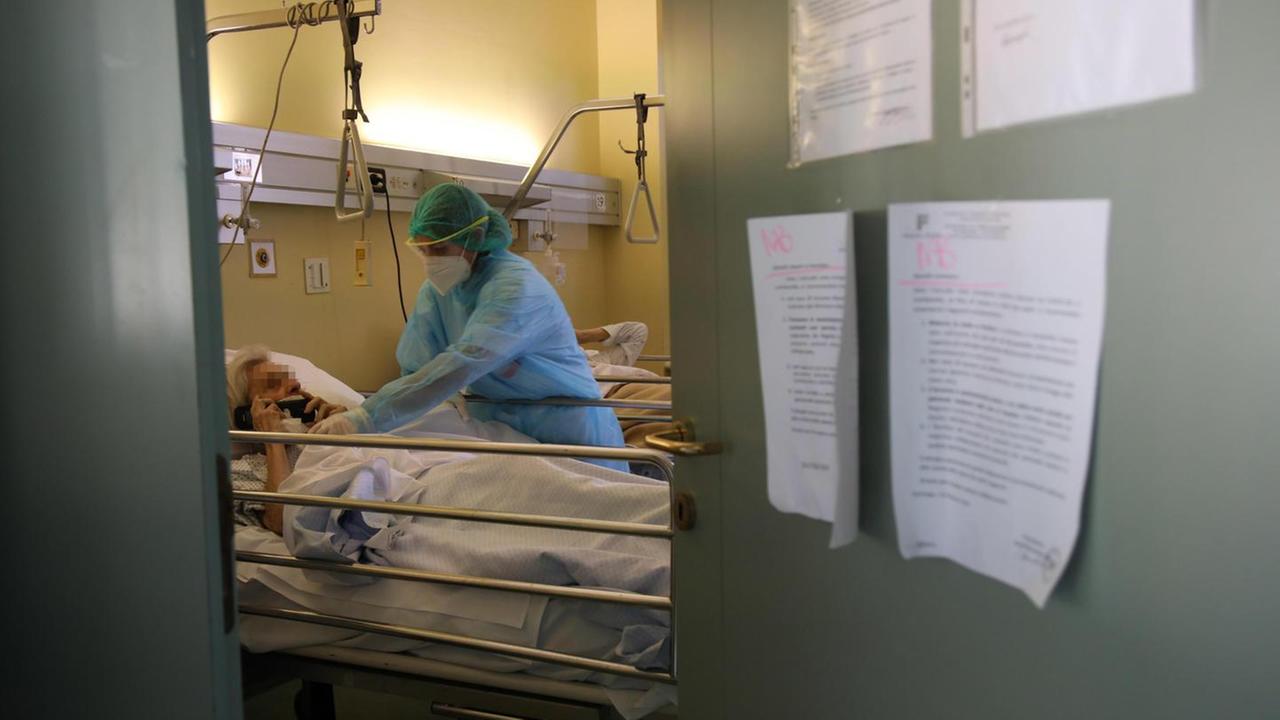 Contagi ancora in calo ma troppi morti
