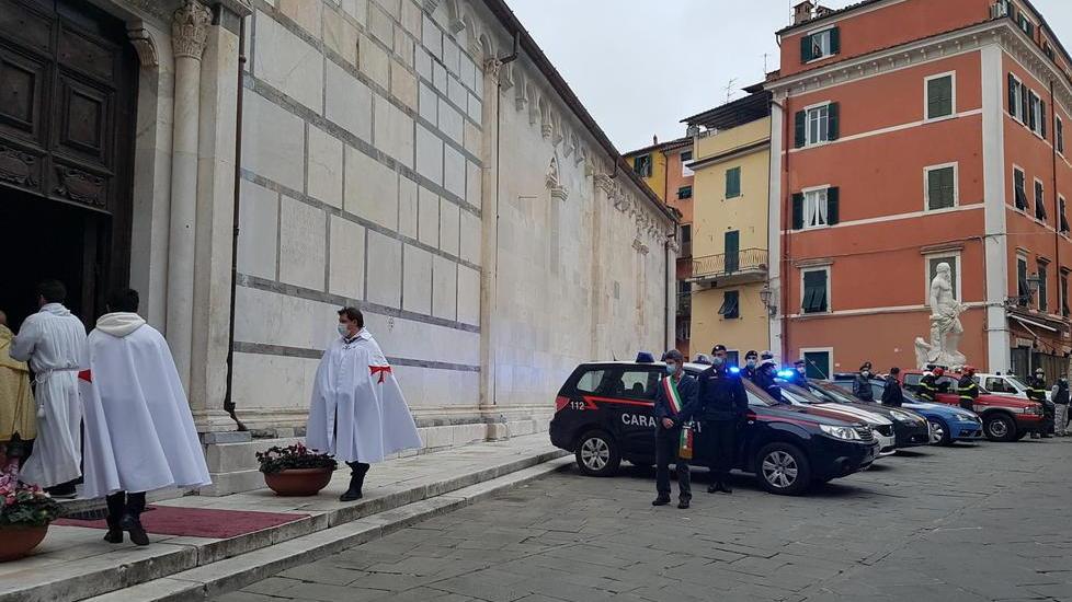 Carrara, campane e sirene a distesa per la benedizione alla città