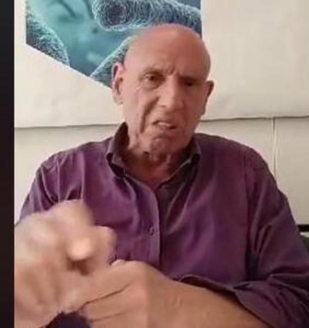 Carrara, la canzone "Faccetta nera" durante la diretta Facebook: «Siamo in un regime» 