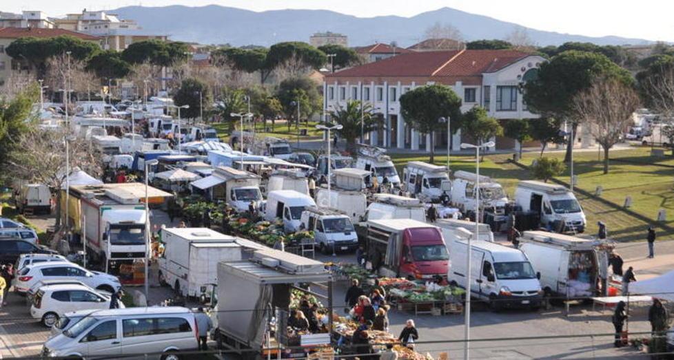 Torna il mercato alimentare a Rosignano con trenta banchi transennati 