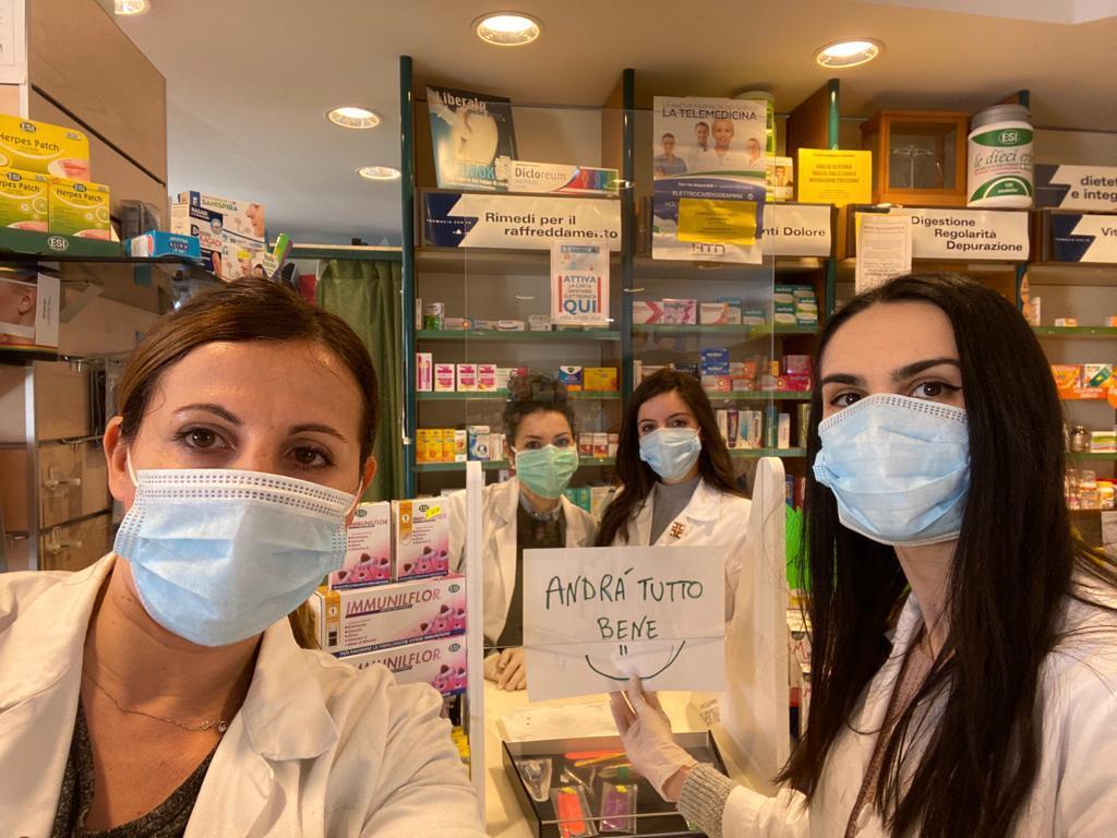 Rossella Tanca con le colleghe della farmacia di Codrongianos