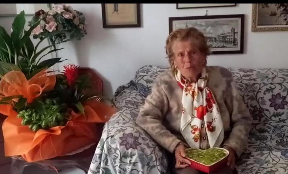 I 91 anni di Maria Graziani che fa il karaoke sul terrazzo