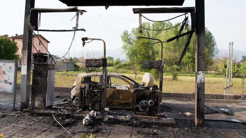 Si dà fuoco dentro l’auto al distributore Minuti di terrore per decine di famiglie