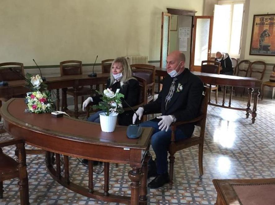 A nozze con la mascherina 