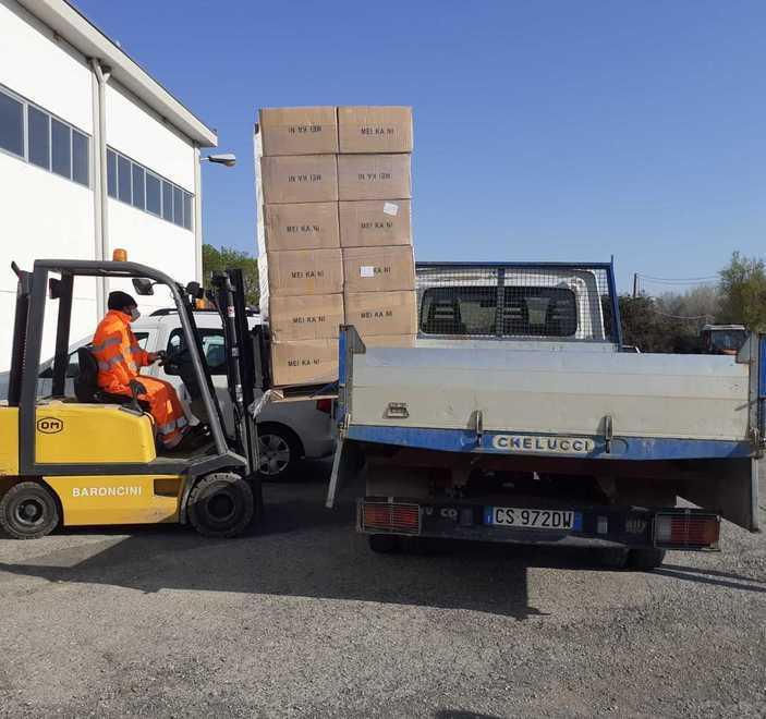Gli agenti a Firenze per ritirare 946mila mascherine livornesi 