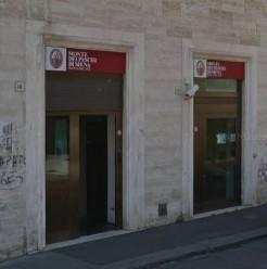 Tenta di distruggere l’ingresso della banca e aggredisce i carabinieri