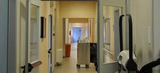 «Con mia moglie malata di tumore, siamo bloccati da un mese lontani da casa» 