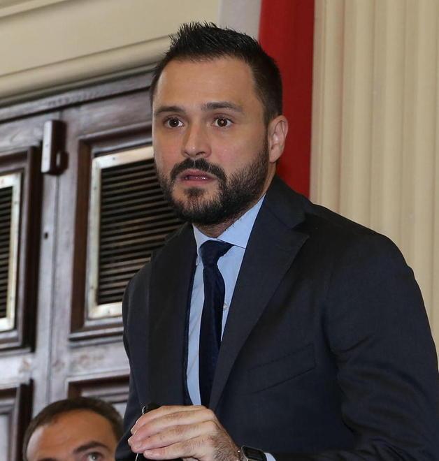 Riaprire la pineta non si può ma per cimiteri e bancarelle...