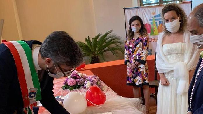 Dall’ospedale alle nozze Luminare e infermiera sposi in mascherina