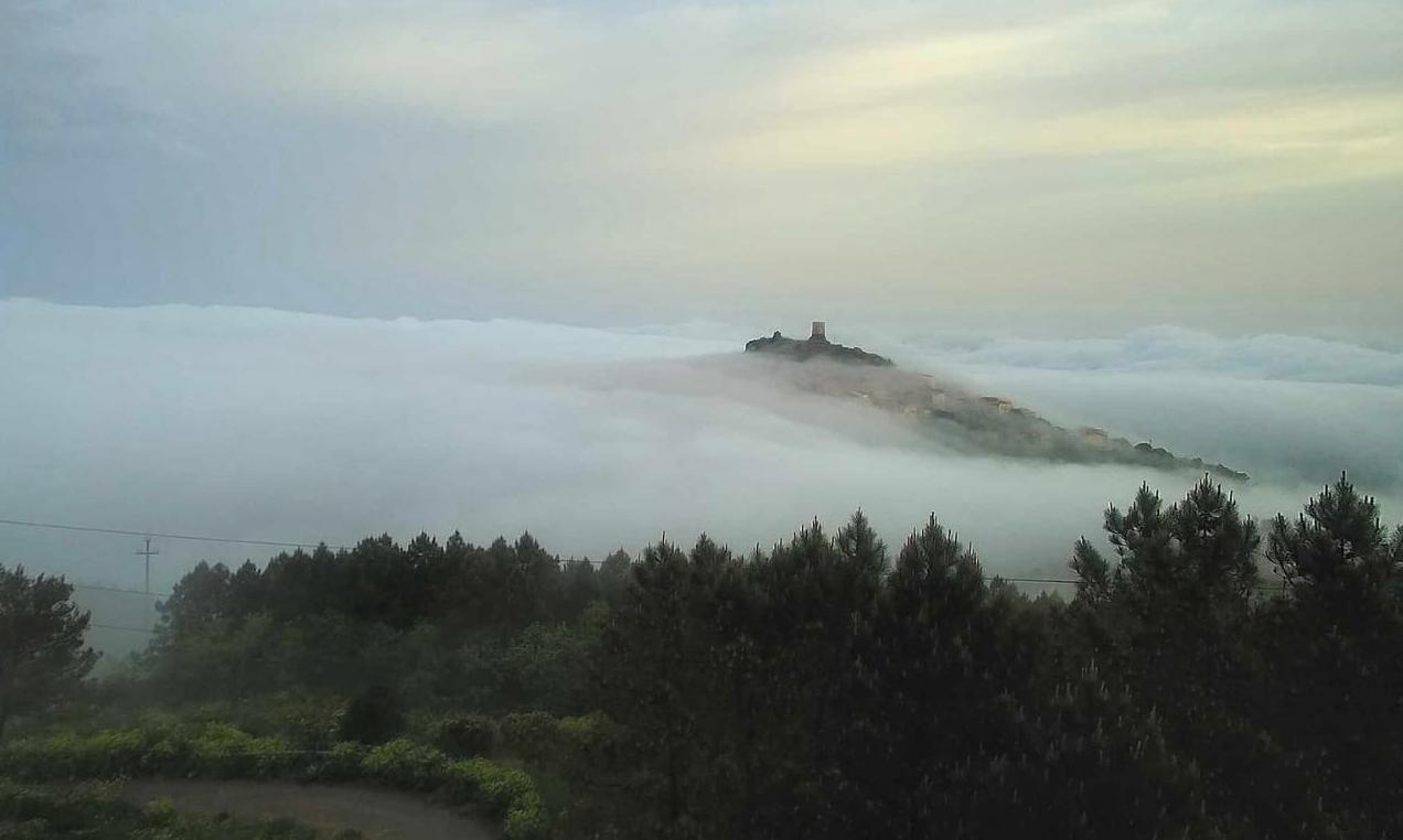 Il paese avvolto dalla nebbia