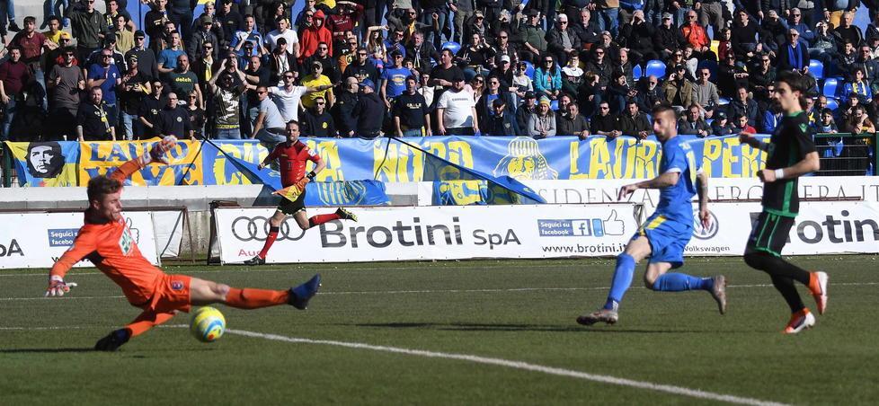 Una delle ultime partite giocate in serie C dalla Carrarese, qui contro il Gozzano
