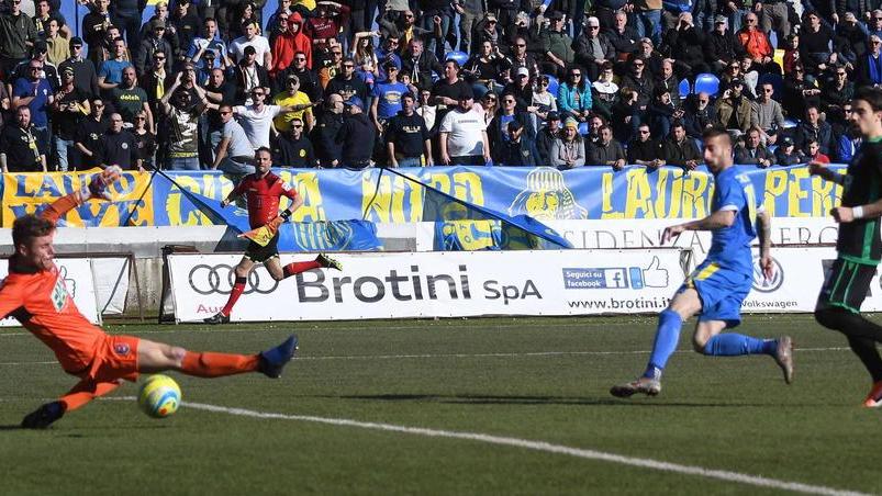 Una delle ultime partite giocate in serie C dalla Carrarese, qui contro il Gozzano