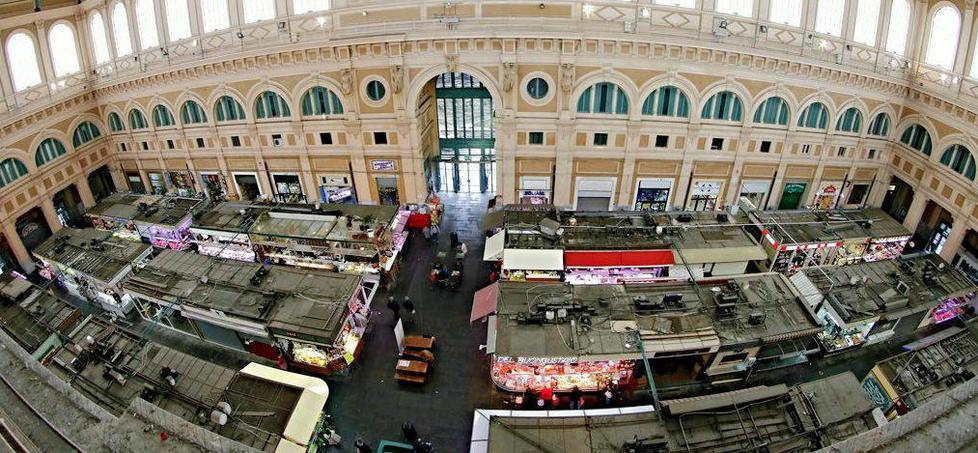 Una veduta panoramica dell’interno del Mercato Coperto di Livorno (Foto Marzi)