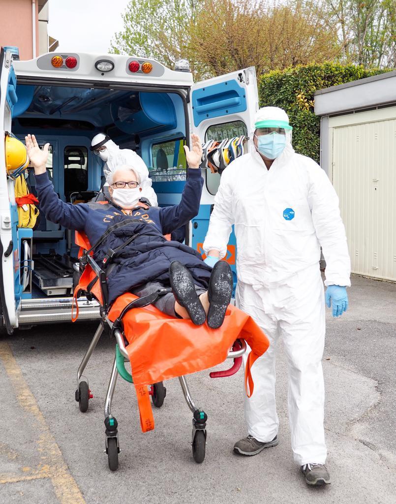 Coronavirus, guarisce a 82 anni dopo un mese in ospedale. E festeggia con fagioli, tonno e cipolla 