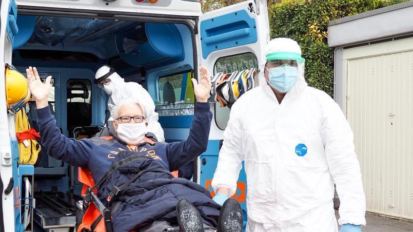 Coronavirus, guarisce a 82 anni dopo un mese in ospedale. E festeggia con fagioli, tonno e cipolla