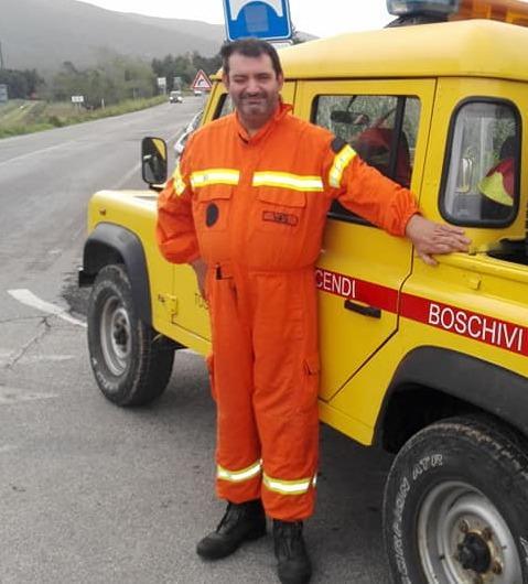 Massimiliano Faucci con la sua divisa dell'antincendi boschivi