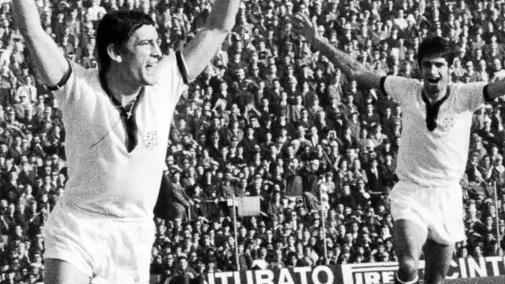 Riva e Domenghini esultano dopo il primo dei due gol del bomber a Vicenza nel 1970