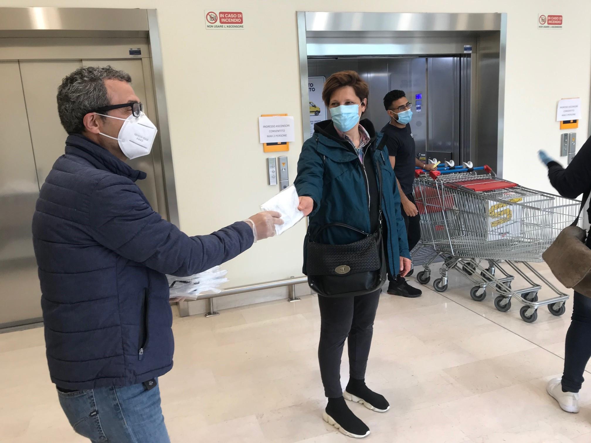 La consegna delle mascherine all'Esselunga di Pratilia (foto Batavia)