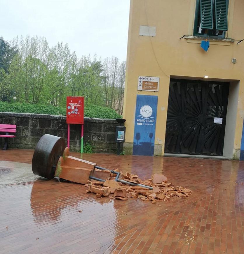 La scultura dell'artista Sergio Pucci andata in frantumi
