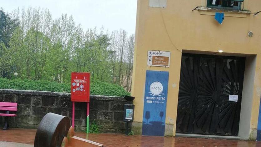 La scultura dell'artista Sergio Pucci andata in frantumi