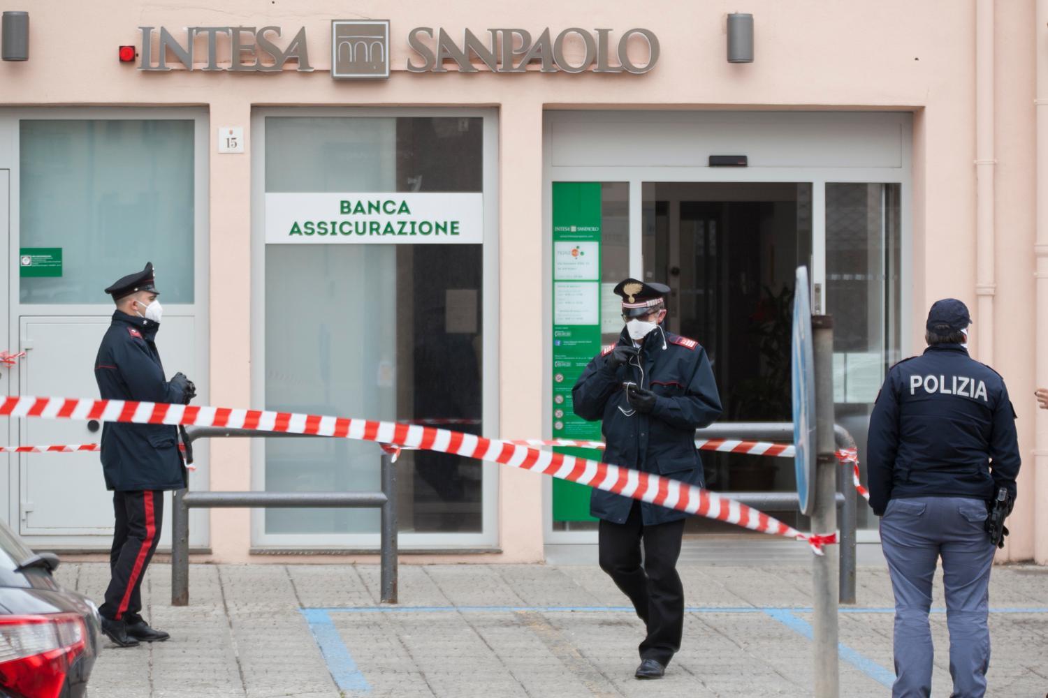 Le forze dell'ordine davanti alla Banca algherese