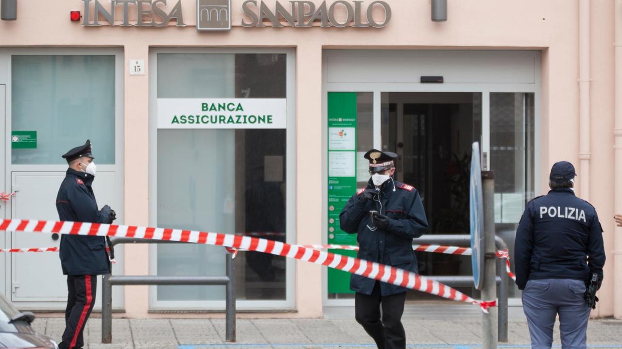Le forze dell'ordine davanti alla Banca algherese