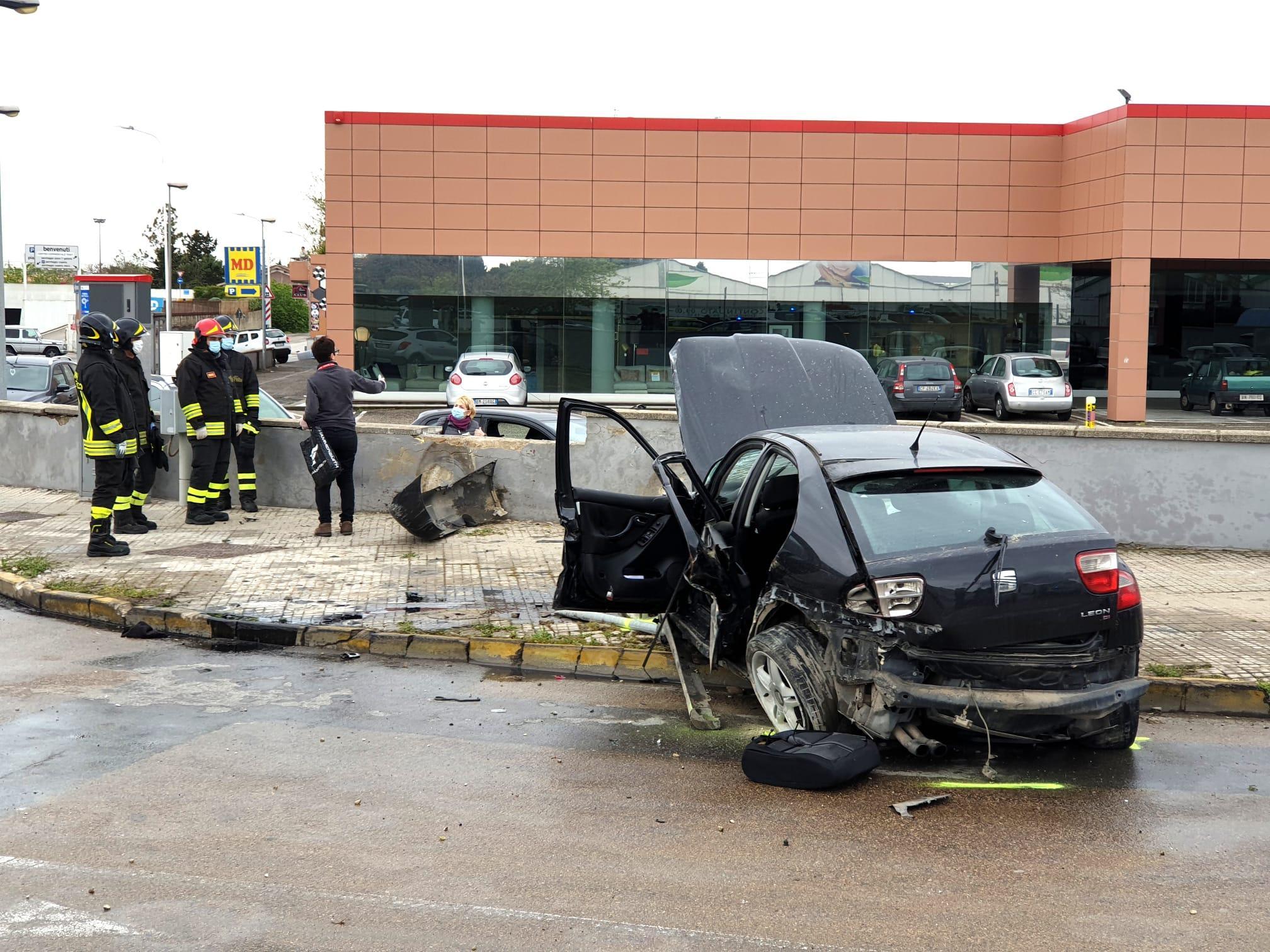 L'incidente davanti al Tanit (foto ivan nuvoli)