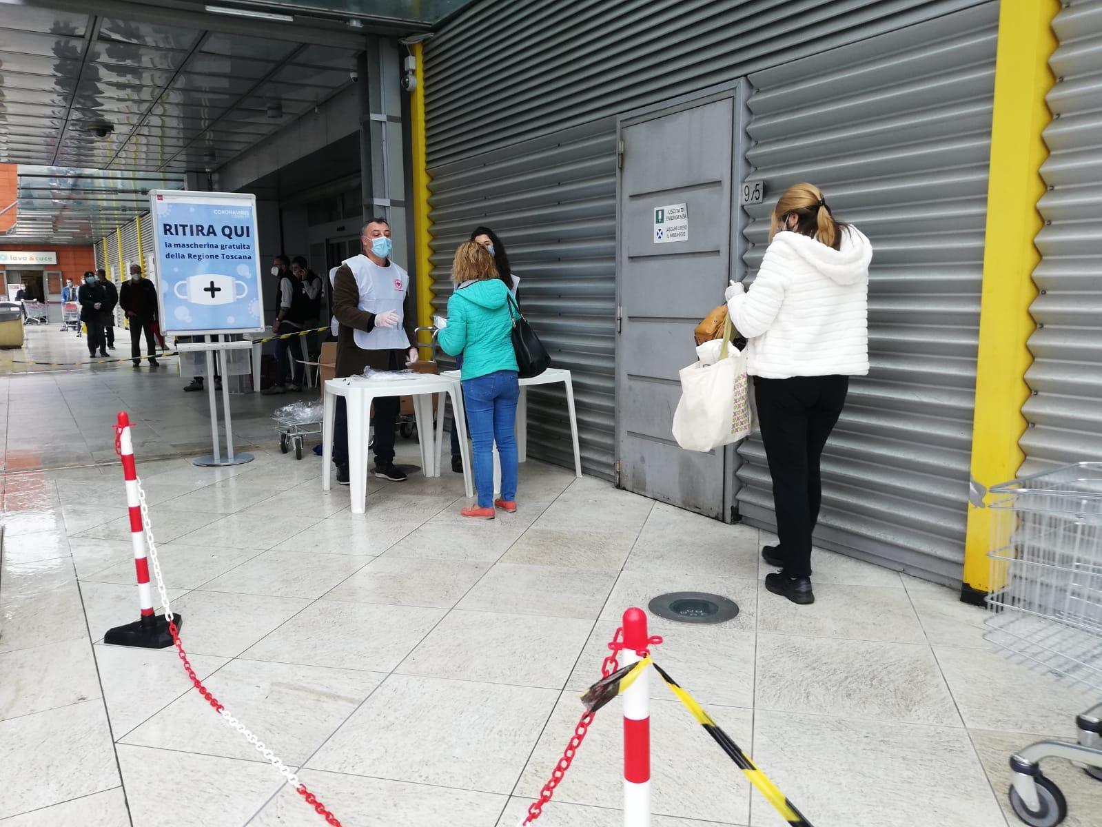 Mascherine gratuite, cominciata la distribuzione nelle farmacie e nei supermercati - L'elenco 