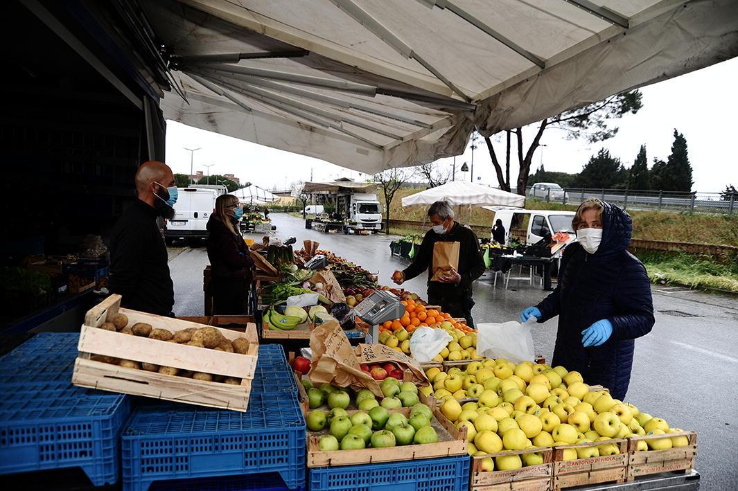Coronavirus, mercato di Rosignano fra le transenne: buona la prima 