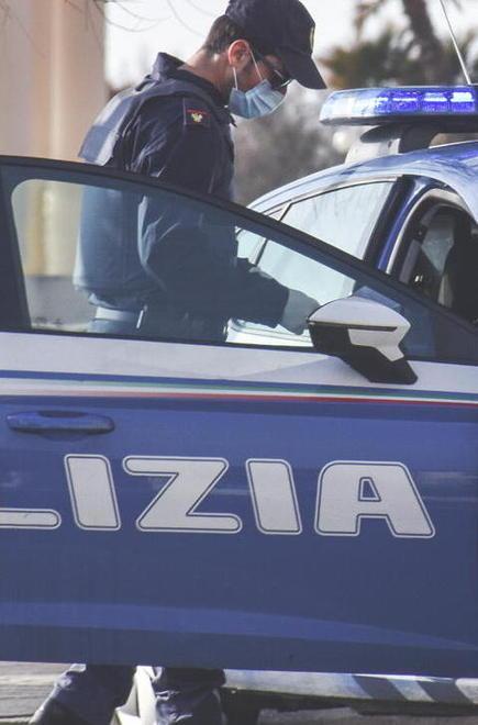Andavano in auto da un amico agli arresti domiciliari: multati 