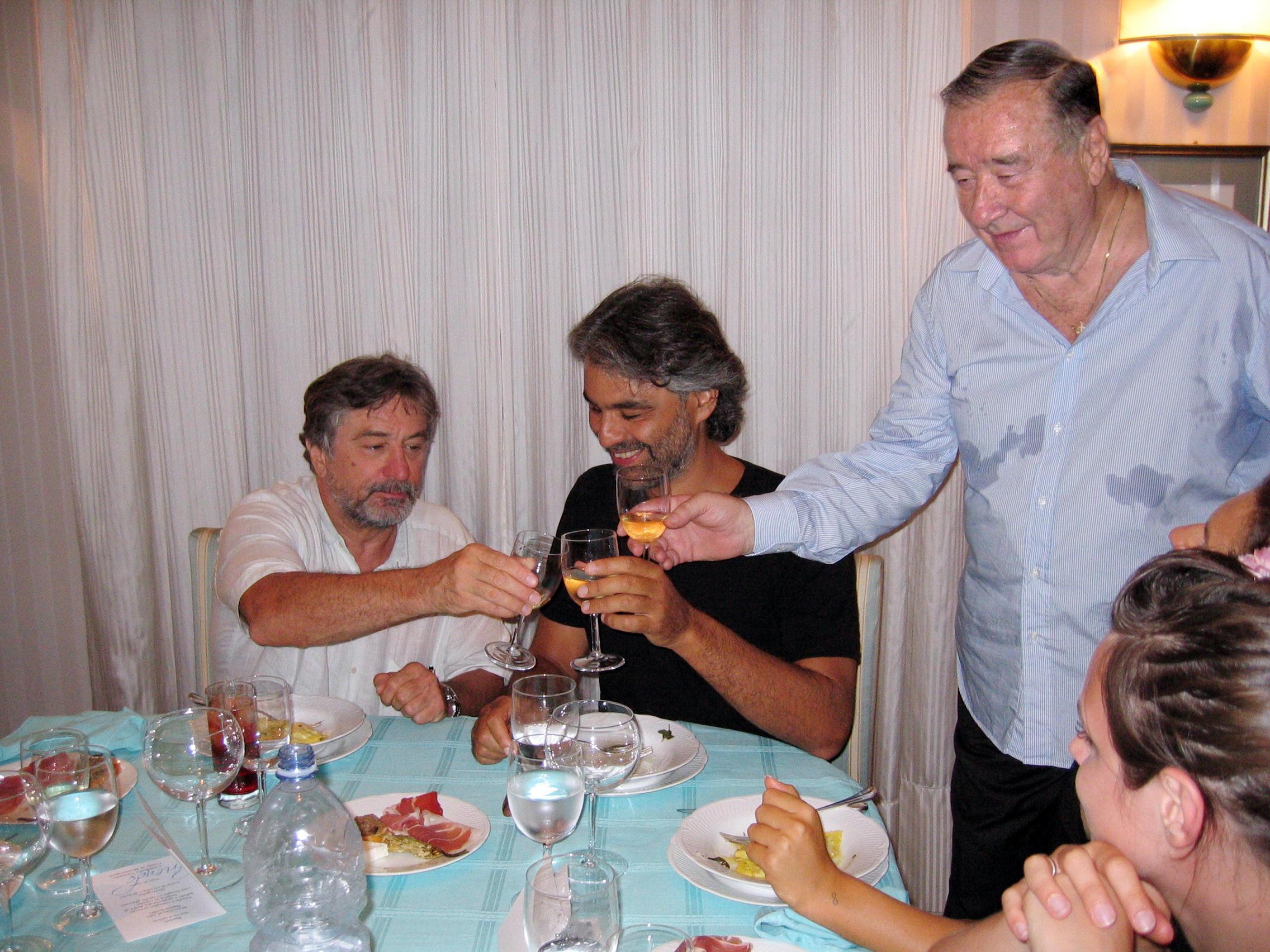 Sirio Maccioni insieme a Robert De Niro e Andrea Bocelli nel 2003 a Montecatini (Foto Nucci)
