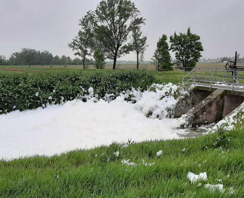 Il canale invaso dalla schiuma bianca