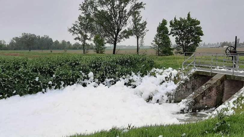 Il canale invaso dalla schiuma bianca