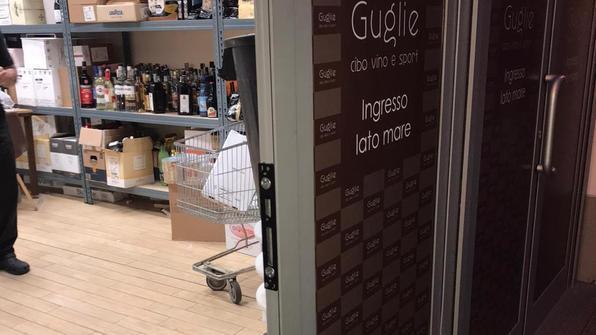 L'ingresso del magazzino del ristorante "Guglie" di Richard Prima, danneggiato dal ladro