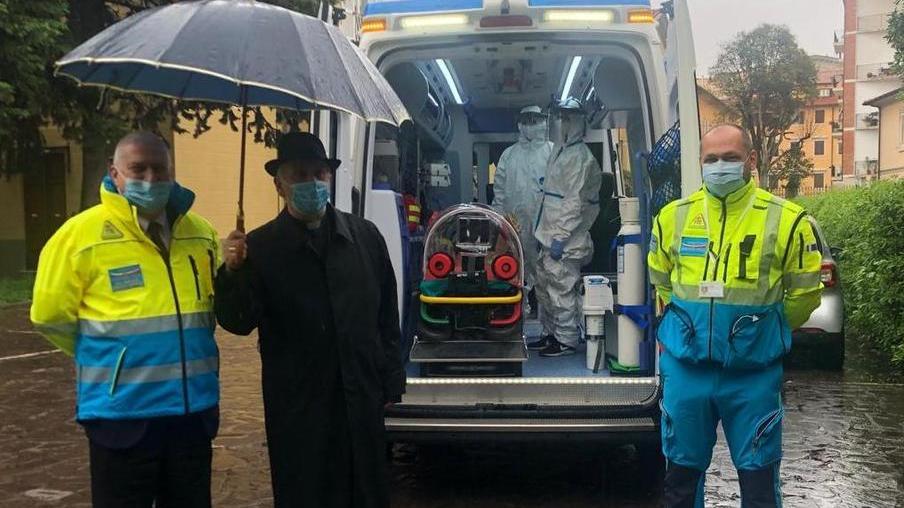 L'inaugurazione della nuova ambulanza equipaggiata con il vescovo, monsignor Simone Giusti