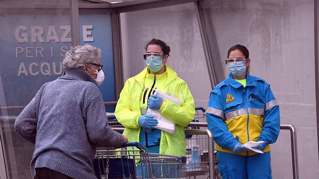 Il Lidl di via Marina Vecchia: uno dei punti di distribuzione della mascherine