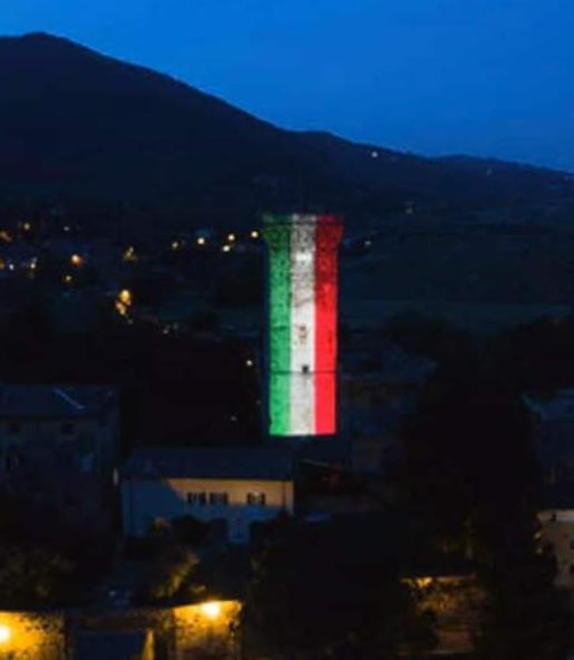 La Rocca del Brunelleschi avvolta dal tricolore