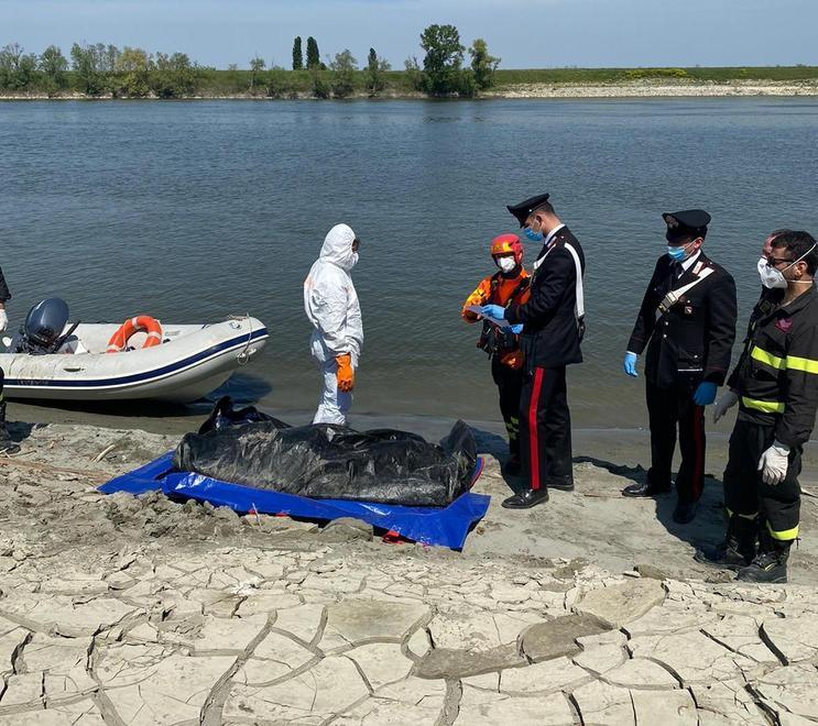 Fa una camminata in golena e vede un corpo nel fiume 