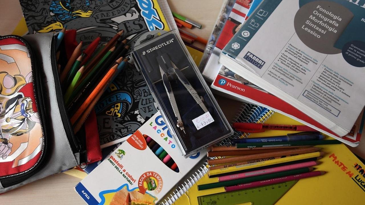 Pastelli, libri e computer per la solidarietà didattica