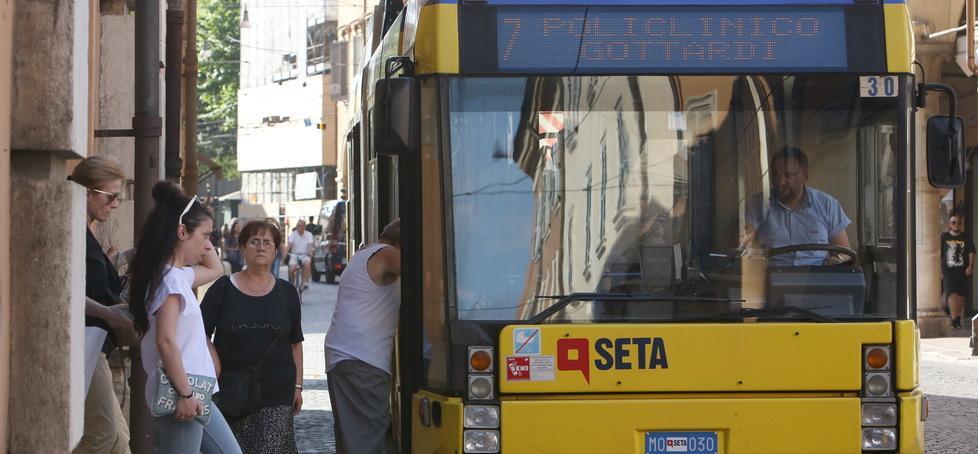 Modena e la mobilità che verrà: «Semafori sui bus, zone 30 e ciclabili Così il trasporto dovrà cambiare» 