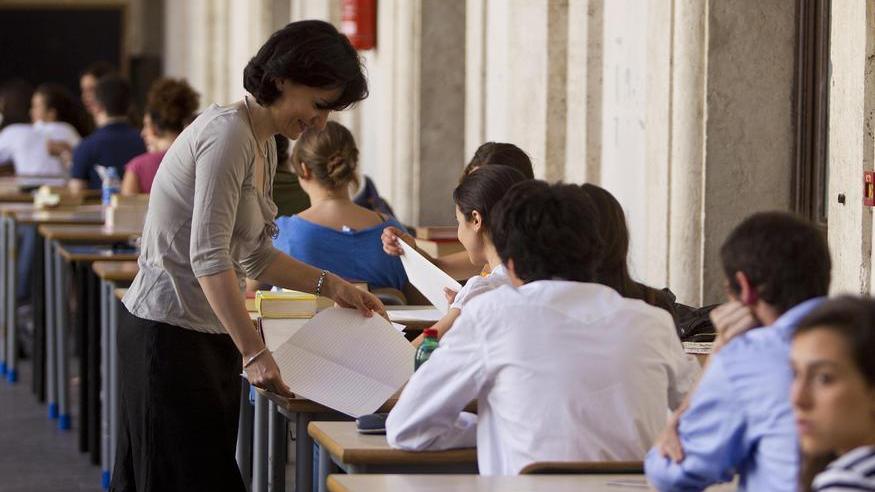 Un momento degli esami di maturità 2019. «La scuola non può essere fatta a distanza, in modo asettico, come a riempire un vaso, se non in condizioni di eccezionalità», scrive la professoressa Iannella
